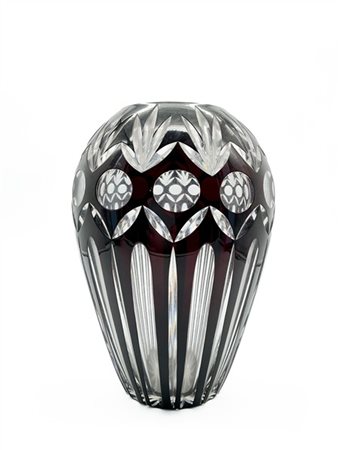 Manifattura di Boemia. 
Vaso in cristallo molato a motivi geometrici (h cm 30)