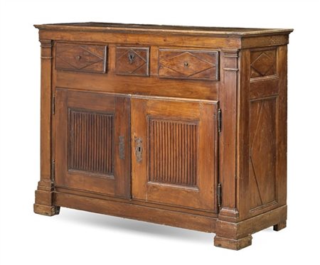Credenza in noce a due sportelli con pannellature scanalate e tre cassetti sott