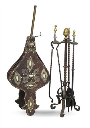 Lotto composto da mantice in legno intagliato, ottone e osso, unito a set con s