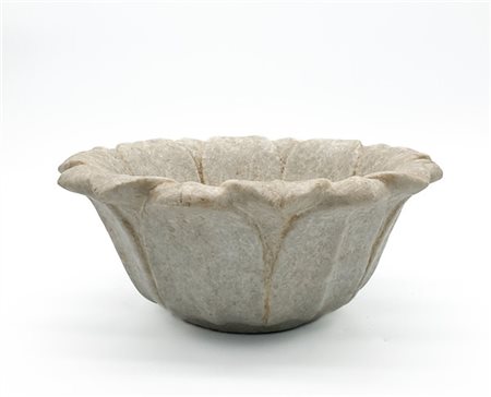 Vasca in marmo scolpito a corolla di petali (h cm 12; d cm 27) (difetti)