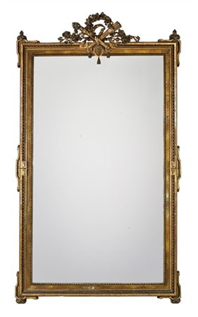 Grande specchiera con cornice in legno intagliato e dorato, cimasa con faretra,