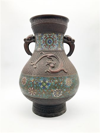 Grande vaso a balaustro biansato in metallo cloisonnè decorato a fasce a motivi