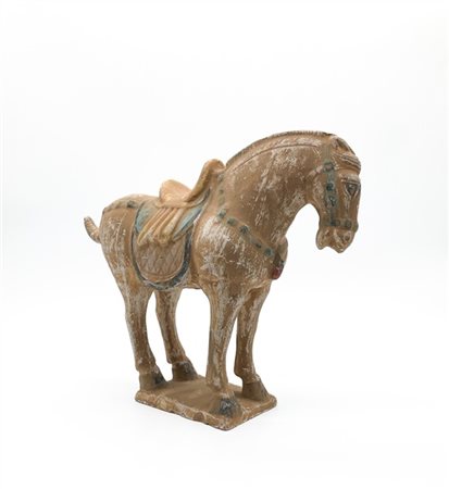 Scultura di cavallo in stile Tang in terracotta con tracce di policromia
Cina,