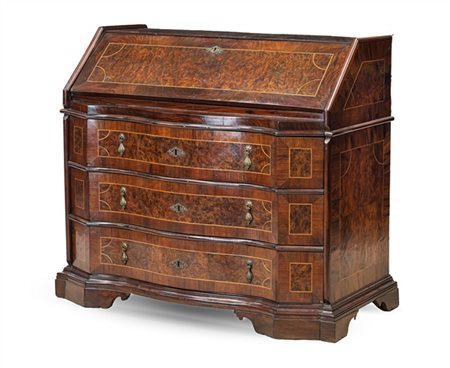 Ribalta lastronata e filettata in legni vari, fronte mosso a tre cassetti e cal