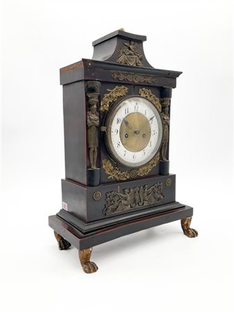 Pendola da appoggio in legno tinto e fregi in metallo dorato, quadrante a fasci