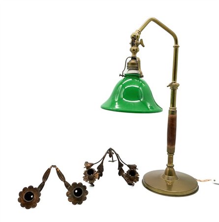 Lampada da scrivania con paralume in vetro verde unita a coppia di applique a d