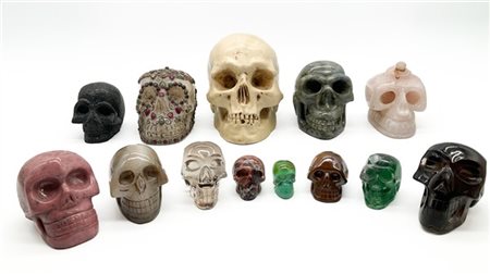 Collezione di numerosi teschi in pietra dura e altri materiali di dimensioni di