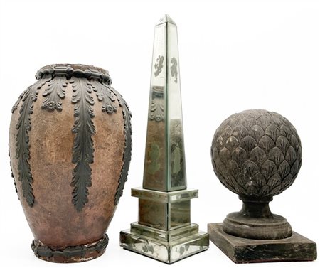 Lotto composto da un obelisco rivestito a specchi molati (h cm 47), un vaso in