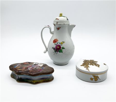 Lotto composto da una caffettiera in porcellana dipinta in policromia a mazzi d