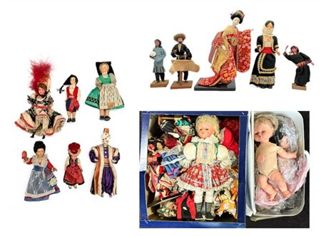 Due cartoni contenenti bambole di diversa epoca e materiale (difetti)