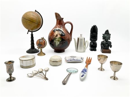 Cartone contenente numerosi oggetti di usi, decori e materiali differenti (dife