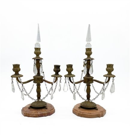 Coppia di candelabri a tre luci in metallo dorato con base sagomata in marmo, r