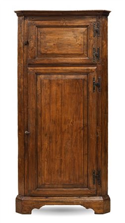 Angoliera in legni vari a due sportelli riquadrati, piedi a mensola (cm 68x204x