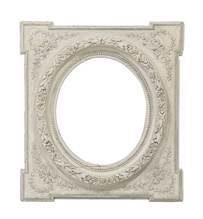 Cornice in legno intagliato e laccato bianco a profilo sagomato con luce ovale,