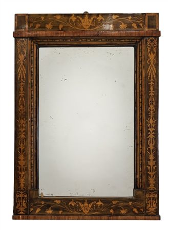 Specchiera con cornice lastronata e intarsiata in legni di varie essenze a volu