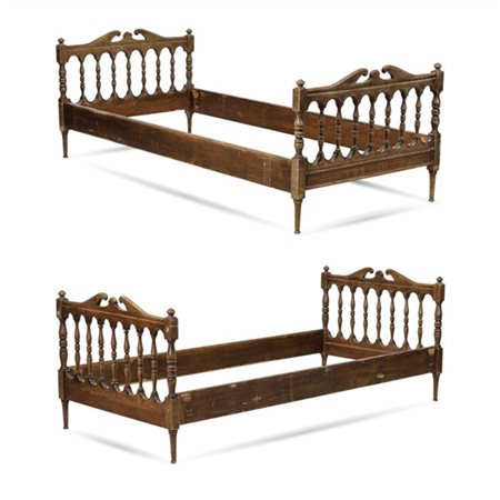 Lotto composto da coppia di letti singoli in legno tornito e festone porta tend