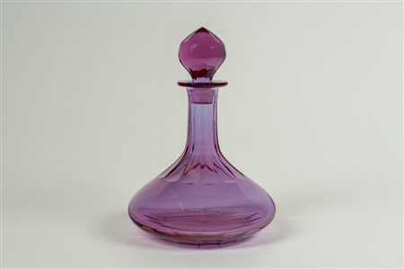 Moser. Piccolo decanter in vetro color ametista con collo scanalato e tappo a cuspide sfaccettato, firmato sotto la base