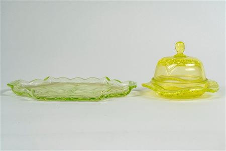 Lotto composto da un vassoio biansato di forma mossa e una burriera con coperchio in vetro verde uranio