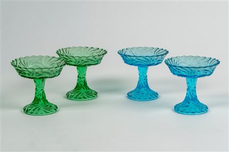 Quattro coppe da gelato in vetro azzurro e verde con decoro spiraliforme e coppa con bordo mosso su piede circolare