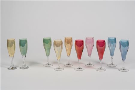 Otto calici in vetro incolore e policromo con stelo decorato a foglie più due di decoro leggeemente differente