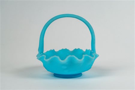 Cestino Fenton rotondo in vetro blue satin con manico arcuato e bordo mosso decorato a rilievo a foglie e frutti, 70s-80s