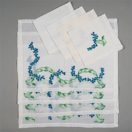 Quattro tovagliette da colazione all' americana in organza con tovaglioli ricamati a mano a fiori blu e foglie verdi