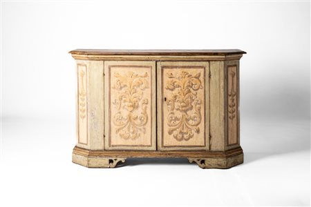 Credenza scantonata e laccata a due ante. Marche, secolo XVIII