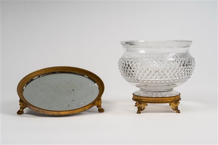 Centrotavola con parte superiore semisferica in cristallo molato poggiante su base di gusto “Impero” in bronzo cesellato unito ad un centrotavola di gusto “impero”