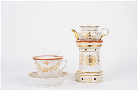 Set composto da un samovar, una teiera e una tazza con piattino, in porcellana bianca e oro