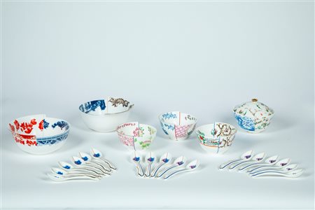 CTRLZAK Art & Design Studio × Seletti — Hybrid design. Servizio da tavola composto da due ciotole, tre ciotoline, una formaggiera con coperchio e diciassette cucchiaini  in porcellana bianca