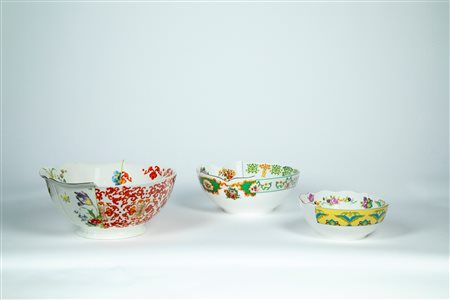 CTRLZAK Art & Design Studio × Seletti — Hybrid desig. Tre ciotole di misure differenti  in porcellana bianca decorata in policromia e con dorature a motivo asiatico europeo con decori floreali. New Born China.
