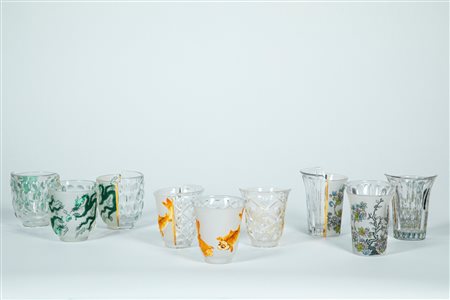 CTRLZAK Art & Design Studio × Seletti — Hybrid Agluara. Nove bicchieri da cocktail in vetro trasparente con decori policromi e dorati a motivo orientali occidentali.