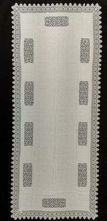 Due tovaglie bianche con sottotovaglie