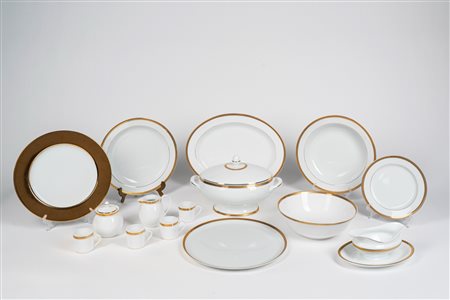 Servizio da dodici in porcellana Christofle, modello “Malmaison”, Francia, bordo in oro applicato a mano (filet or fait main) con decoro a palmette e frise imperiale