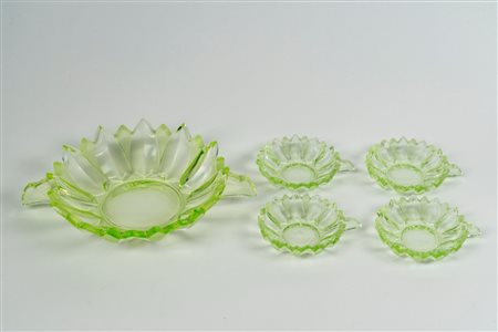 Set da macedonia composto da una ciotola biansata e quattro ciotoline in vetro verde a foglia di ninfea