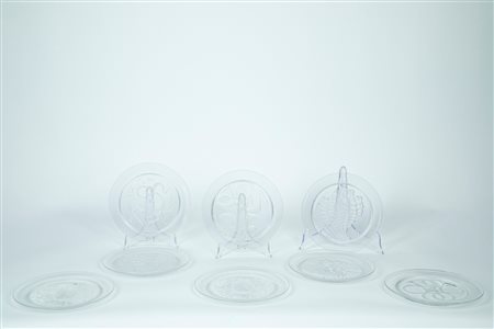 Lalique France. Otto piatti in cristallo a soggetti differenti prevalentemente di flora e fauna