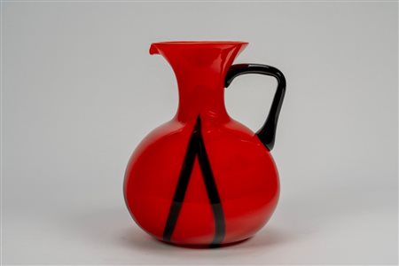 Brocca in vetro rosso con motivo lineare e ansa nera