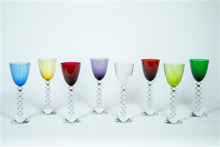Baccarat, France. Set di otto calici modello Vega in cristallo trasparente e policromo. Designer Savinel Roze. Secolo XXI