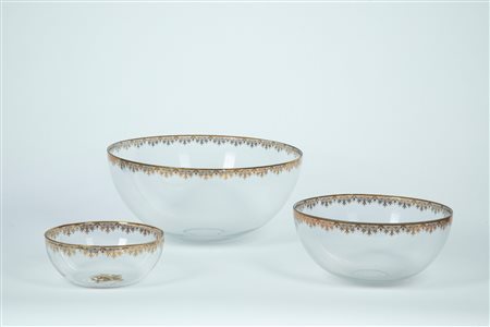 Set di tre ciotole di misure differenti in vetro trasparente con bordo dorato a motivo floreale 