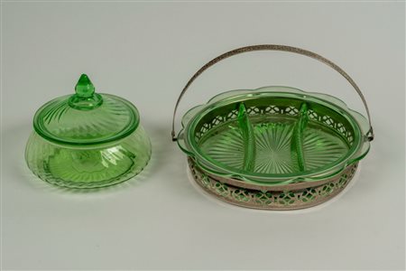 Lotto composto da due porta bon bon con coperchio uno in vetro verde costolato e l'altro in vetro rosa con decoro a fiori e presa del coperchio cuspidata uniti a un cestino in metallo traforato e vetro verde