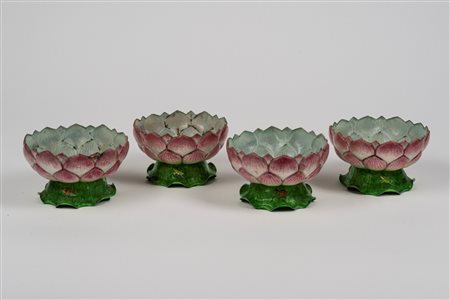 Quattro alzate in forma di fiore di loto in metallo policromo di manifattura orientale