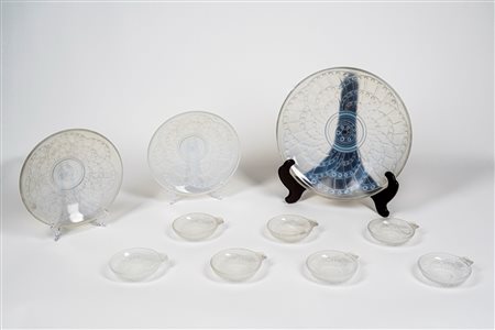 Sevres J. Landier Art Deco Opalescent Glass LES ARCS Set composto da un grande plateau e due più piccoli insieme a sette piattini da ostriche c1935