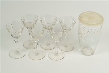 Set da rosolio composto da sei bicchieri, una brocca e un contenitore con tappo in vetro trasparente con decoro al galletto, i bicchieri con stelo sfaccettato su piede circolare