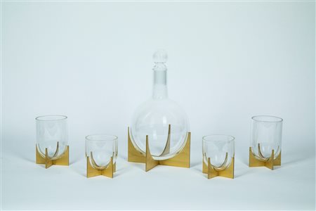 Decanter e quattro bicchieri in vetro soffiato incolore su supporto in ottone