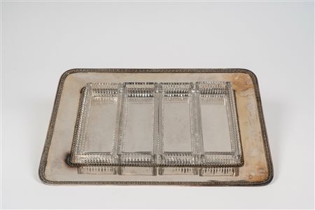 Vassoio porta vivande in metallo argentato di forma rettangolare ad angoli stondati con bordo decorato a palmette, contenitori in cristallo molato.