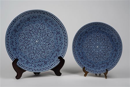 Due piatti in porcellana con decoro gemetrico bianco e blu. Cocema Fes Maroc