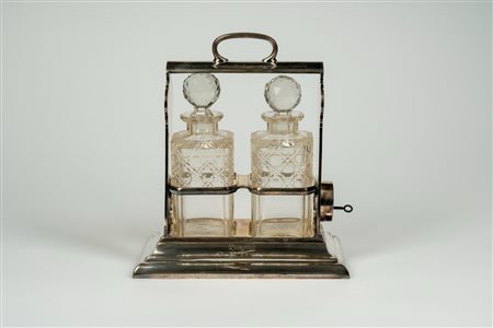 Tantalo in metallo dorato con due decater in cristallo sfaccettato, Walker & Hall Sheffield the only "Oldfast" Patent