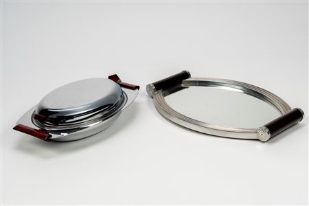 Vassoio biansato specchiato e un piatto da portata con coperchio in metallo cromato e bachelite, 20th century