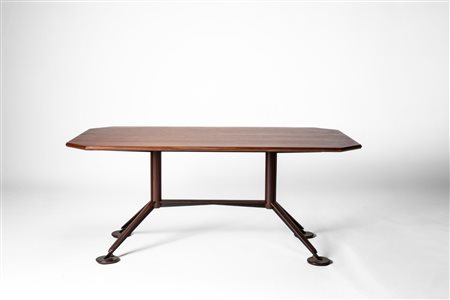 Tavolo con piano in legno e struttura in metallo