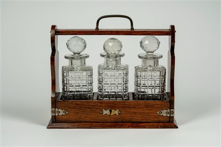 Tantalo in legno con tre decanter in cristallo molato 